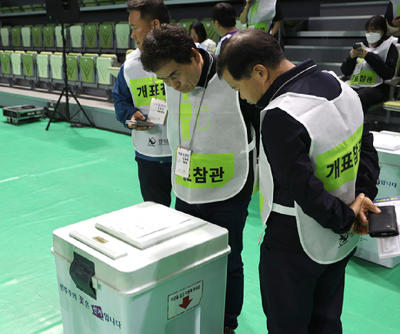 제21대 대통령선거일인 3일 오후 울산 남구 문수체육관에 마련된 남구 개표소에서 정당 소속 개표참관인들이 투표함을 살펴보고 있다. 2025.6.3 [사진=연합뉴스]