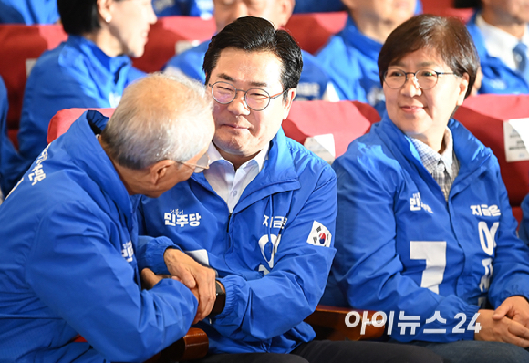 더불어민주당 박찬대 상임총괄선거대책위원장, 윤여준 상임총괄선거대책위원장이 3일 오후 국회 의원회관 개표 상황실에서 출구조사 결과를 지켜보며 기뻐하고 있다. [사진=곽영래 기자]