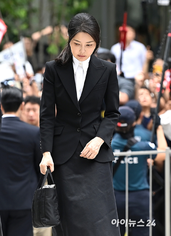 윤석열 전 대통령의 부인 김건희 여사가 6일 서울 종로구에 마련된 김건희 특검팀(특별검사 민중기) 사무실에 조사를 받기 위해 피의자 신분으로 출석하고 있다. [사진=곽영래 기자]