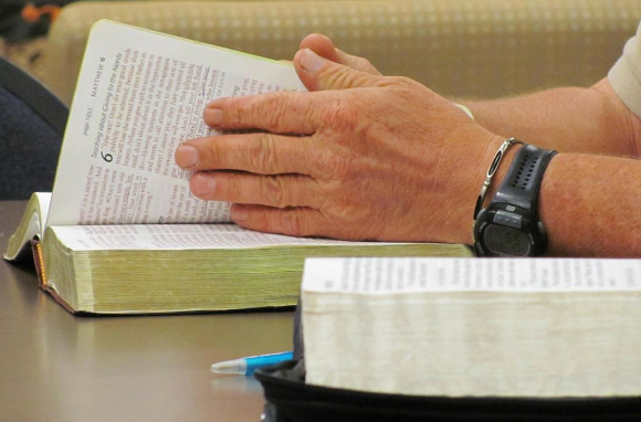 대학에 진학하기 위해 뒤늦게 공부를 시작한 70대 아내에 불만을 품어 집에 불을 지르려 한 70대 남편이 징역형 집행유예를 선고받았다. 본 기사와 무관한 이미지. [사진=픽사베이@hudsoncrafted]