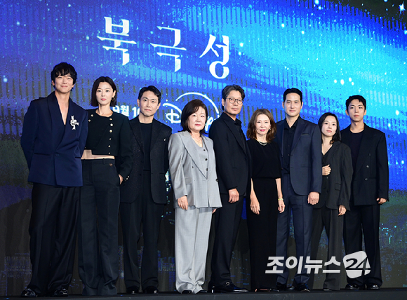 배우 전지현과 강동원이 2일 오전 서울 종로구 포시즌스 호텔에서 진행된 디즈니 플러스 오리지널 시리즈 '북극성' 제작발표회에 참석하고 있다. [사진=정소희 기자]