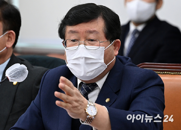 설훈 더불어민주당 의원이 지난 1월 국회에서 열린 국방위원회 전체회의에서 발언하고 있다. [사진=김성진 기자]