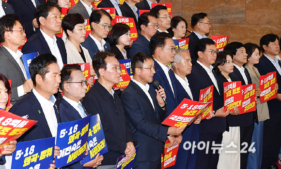 더불어민주당 한병도 당대표 직무대행 겸 원내대표가 13일 국회 로텐더홀 계단에서 열린 '민생입법 방해&middot;5.18 역사 왜곡 국민의힘 규탄대회'에서 규탄사를 하고 있다. [사진=곽영래 기자]