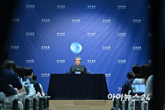 신현송 한국은행 총재가 16일 오전 서울 중구 한국은행에서 열린 금융통화위원회 통화정책방향 기자간담회에서 발언하고 있다. [사진=사진공동취재단 ]