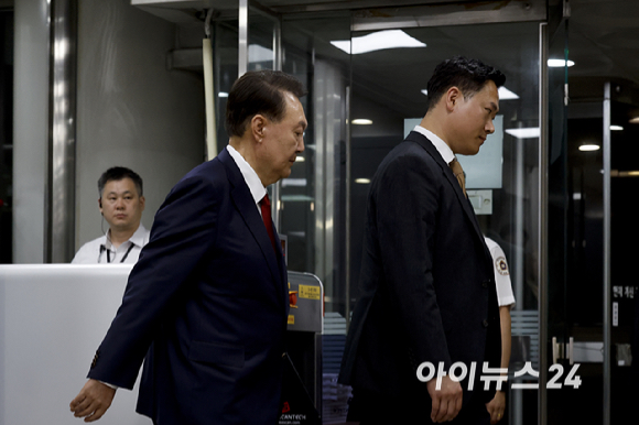 12.3 비상계엄 사태 관련 내란 혐의를 받는 윤석열 전 대통령이 9일 서울 서초구 서울중앙지방법원에서 구속 전 피의자 심문(영장실질심사)을 마치고 대기 장소인 서울구치소로 이동하고 있다. [사진=사진공동취재단]