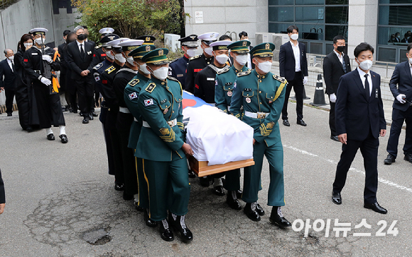 30일 오전 서울 종로구 서울대병원 장례식장에서 고 노태우 전 대통령의 발인식이 엄수되고 있다. [사진=사진공동취재단]