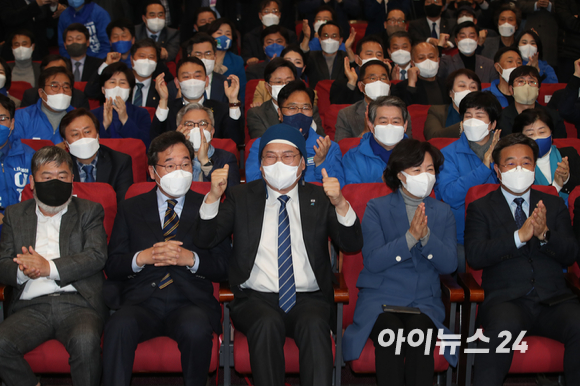 더불어민주당 이낙연 총괄선대위원장과 송영길 대표, 윤호중 원내대표, 추미애 명예선대위원장 등 당 지도부가 9일 오후 서울 여의도 국회 의원회관 개표 상황실에서 방송 3사, JTBC 출구조사 결과를 지켜보며 환호하고 있다. [사진=정소희 기자]