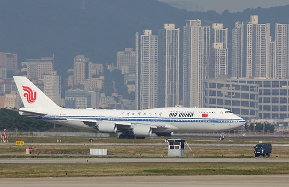 경주 APEC을 계기로 국빈 방한하는 시진핑 중국 국가주석의 전용기가 30일 부산 김해국제공항에 도착하고 있다. 2025.10.30 [사진=연합뉴스]