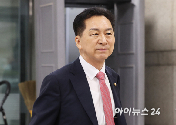 김기현 국민의힘 의원이 31일 오전 서울 서초구 서울중앙지방법원에서 '부정청탁 및 금품 등 수수의 금지에 관한 법률' 위반 혐의 4차 공판에 출석하고 있다. [사진=곽영래 기자]