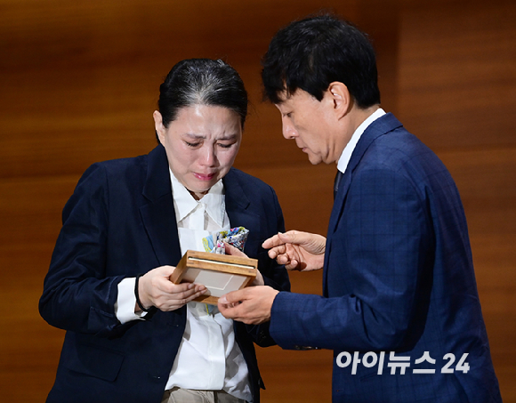 MBC가 15일 오전 서울 상암동 MBC신사옥에서 기상캐스터 故 오요안나의 사망에 대해 공식 사과하고 유족에 합의문 전달식 가졌다. 故 오요안나 명예사원증을 안고 오열하는 어머니 장연미 씨와 위로하는 안형준 MBC 사장. [사진=정소희 기자]