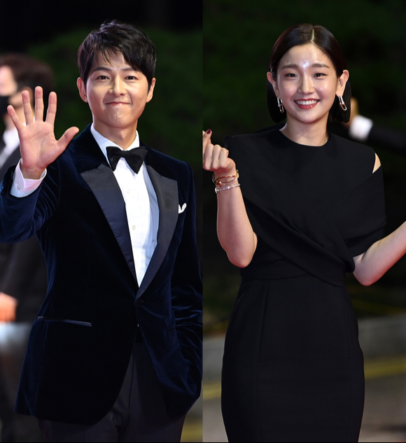 배우 송중기와 박소담이 6일 오후 부산 해운대구 영화의전당에서 열린 '제26회 부산국제영화제'(BIFF) 개막식에 사회자로 참석해 레드카펫을 밟고 있다. [사진=김성진 기자 ]