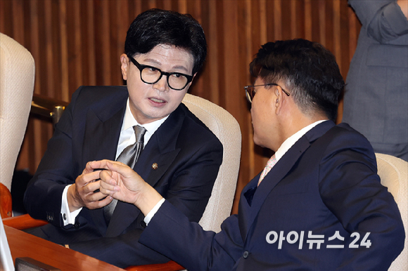 무소속 한동훈 의원이 11일 서울 여의도 국회에서 열린 본회의에서 국민의힘 윤상현 의원과 대화를 하고 있다. [사진=곽영래 기자]