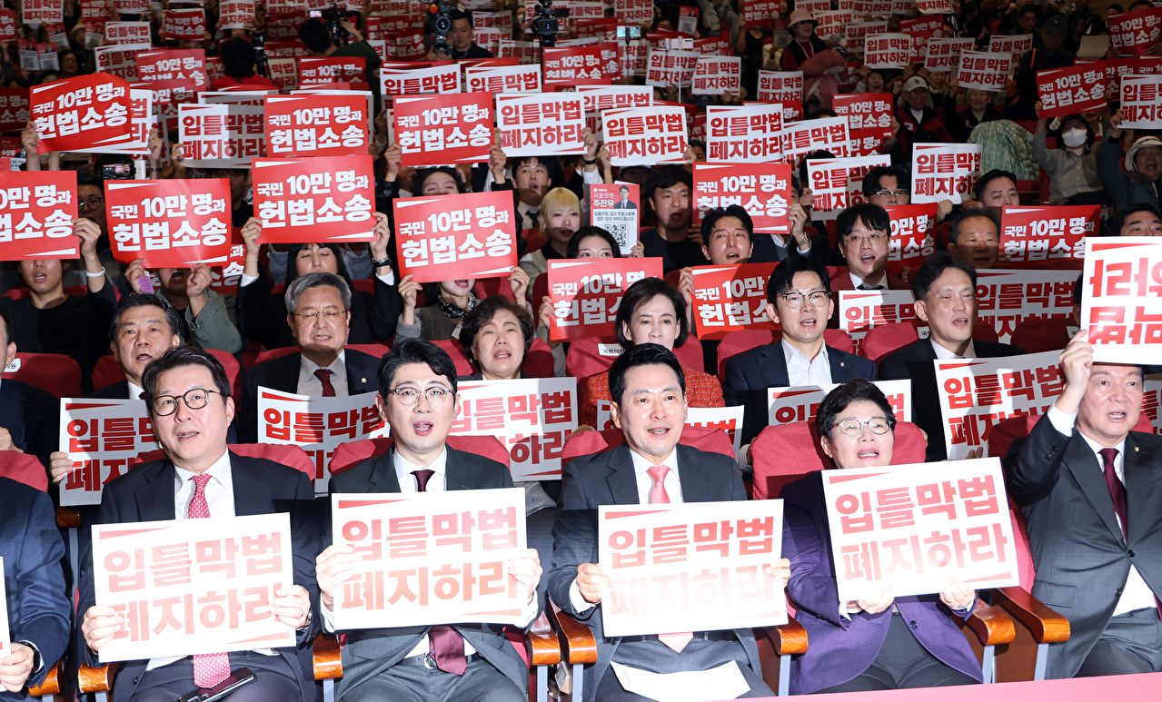 명태균 여론조사비 대납 의혹으로 재판에 넘겨진 오세훈 서울시장이 23일 오후 서울 서초구 서울고등법원에서 열린 정치자금법 위반 혐의 항소심 선고기일에 출석하고 있다. [사진=곽영래 기자]