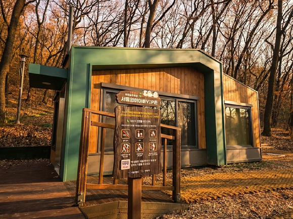 강동구가 명일근린공원 내 '앨리스 유아숲체험원'과 일자산근린공원 내 '오목눈이 유아숲체험원'을 새롭게 조성했다. 사진은 오목눈이 유아숲체험원에 있는 '엄마아빠VIP존'의 모습. [사진=강동구]