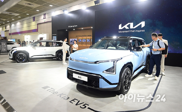 전기차, 전기 이륜차, 전기식 건설기계 등 친환경 이동수단의 미래를 한눈에 볼 수 있는 'EV 트렌드 코리아 2026'이 25일 서울 강남구 코엑스에서 열렸다. 기아 부스에서 이달 출시된 PV5 패신저 7인승(2-2-3)이 전시되고 있다. [사진=정소희 기자]