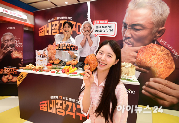 굽네치킨을 운영하는 지앤푸드가 신제품 '굽네 장각구이' 출시에 맞춰 격투기 선수 추성훈을 모델로 발탁한 가운데 1일 오전 서울 마포구 굽네 플레이타운에서 신제품 광고 캠페인 행사를 진행했다. 모델들이 '굽네 장각구이'를 들고 포즈를 취하고 있다. [사진=정소희 기자]