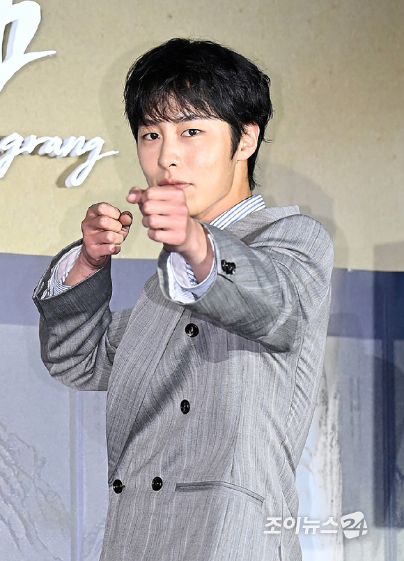 배우 이재욱이 13일 서울 신도림 라마다 호텔에서 열린 넷플릭스 시리즈 '탄금' 제작발표회에서 포토타임을 갖고 있다. [사진=곽영래 기자]