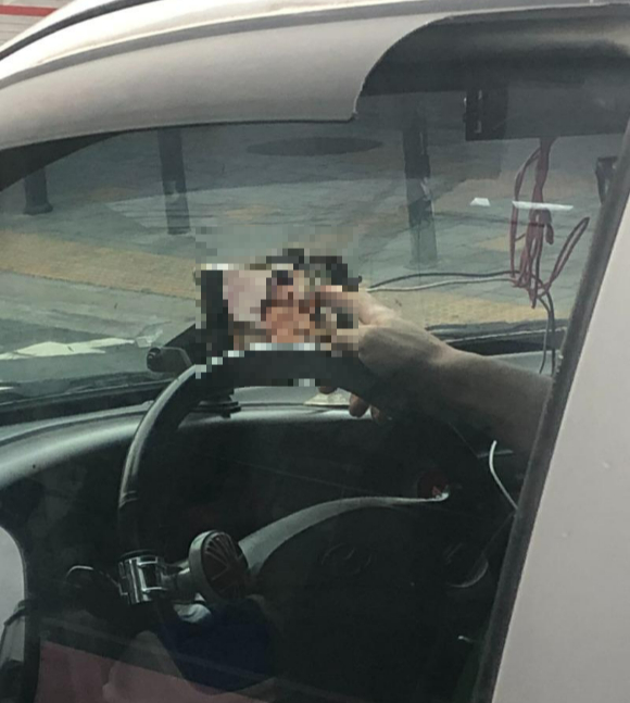 차량에서 음란 영상을 시청하던 한 운전자의 모습이 포착돼 누리꾼들의 눈살을 찌푸리게 하고 있다. [사진=보배드림 캡처]
