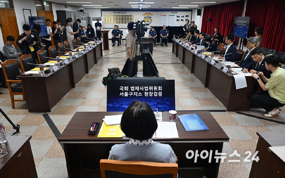 추미애 국회 법제사법위원회 위원장이 1일 경기도 의왕시 서울구치소에서 열린 현장검증에서 모두발언을 하고 있다. 이날 법사위는 윤석열 전 대통령 수감 중 특혜 제공 여부를 확인하고 특검 출석 요구 당시 윤 전 대통령이 옷을 벗고 버티는 과정이 있었는지 여부를 CCTV 등 영상기록 열람을 통해 확인할 예정이다. [사진=국회사진기자단]