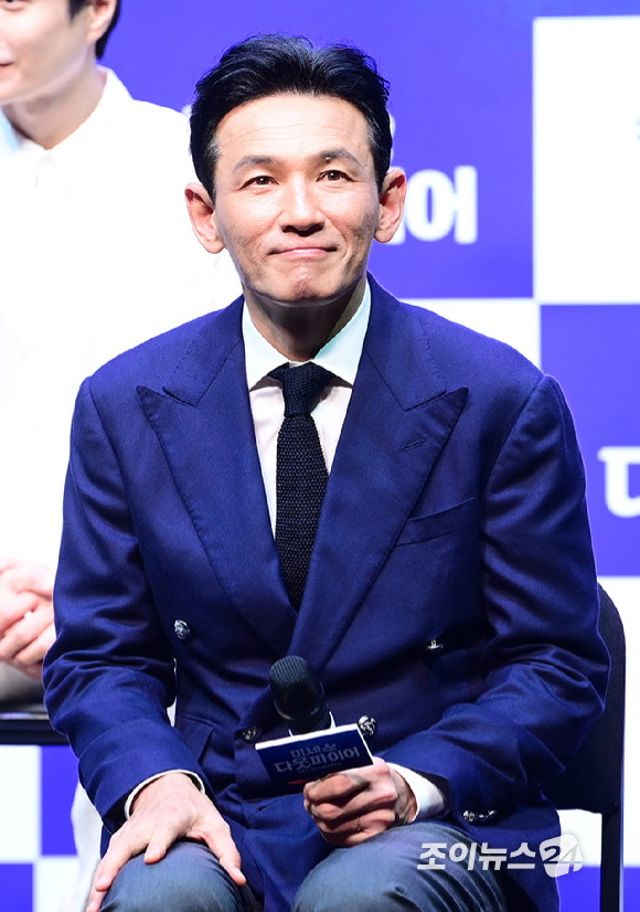 배우 황정민이 2일 오후 서울 서대문구 이화여자대학교 삼성홀에서 열린 뮤지컬 '미세스 다웃파이어' 제작발표회에 참석하고 있다. [사진=정소희 기자]