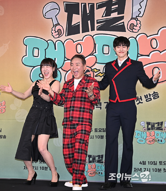 개그맨 이은지, 이봉원, 배우 곽동연이 17일 오후 서울 마포구 스탠포드호텔 JTBC 예능 프로그램 '대결! 팽봉팽봉' 제작발표회에서 포토타임을 갖고 있다. [사진=곽영래 기자]