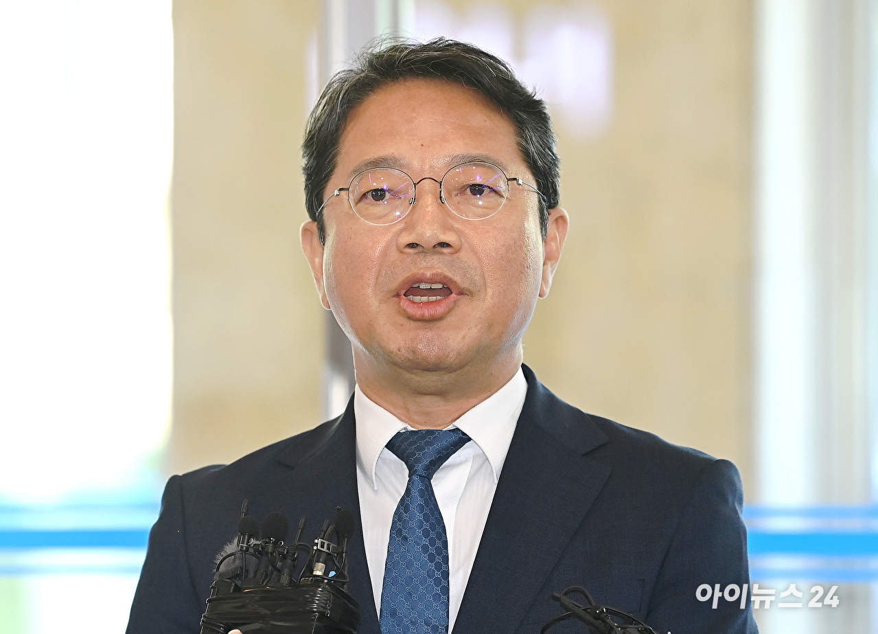 김승원 법무부 장관 후보자가 3일 오전 서울 종로구 적선현대빌딩에 마련된 인사청문회 준비사무실로 출근하고 있다. [사진=곽영래 기자]