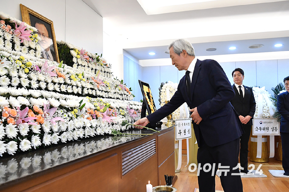 정몽준 아산재단 이사장이 28일 오전 서울 종로구 서울대학교병원 장례식장에 마련된 故 이해찬 전 국무총리의 빈소에서 조문을 하고 있다. [사진=곽영래 기자]