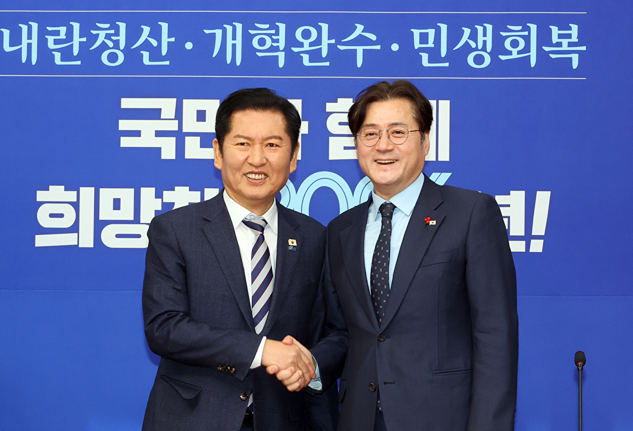 더불어민주당 정청래 대표가 21일 국회에서 취임 인사차 방문한 홍익표 청와대 정무수석을 만나 악수하고 있다. 2026.1.21 [사진=연합뉴스]