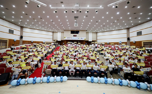 행사에 참석한 한국공항 임직원과 가족들이 단체 사진을 찍고 있다. [사진=한국공항]