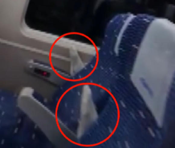 KTX에서 앞좌석에 발을 올린 중년 여성 승객. [사진=JTBC '사건반장']