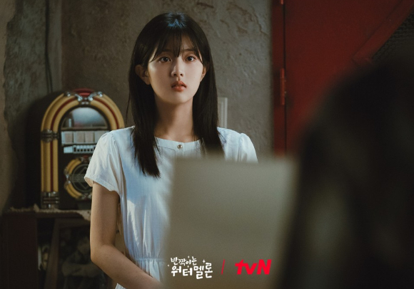 배우 신은수가 tvN 월화드라마 '반짝이는 워터멜론'(극본 진수완, 연출 손정현) 종영 인터뷰에 앞서 포즈를 취하고 있다. [사진=앤피오엔터테인먼트]