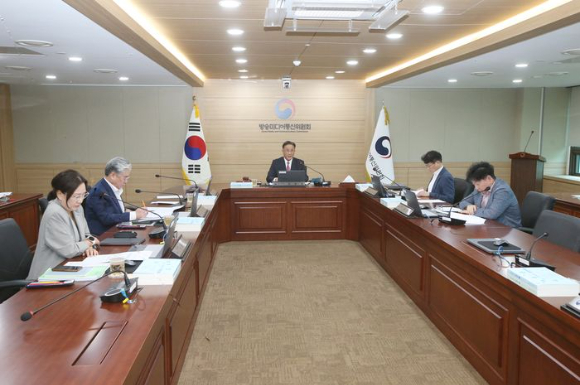 방송미디어통신위원회 고민수 상임위원(가운데)이 14일 정부과천청사에서 '2026년 제28차 전체회의'를 진행하고 있다. [사진=방송미디어통신위원회]