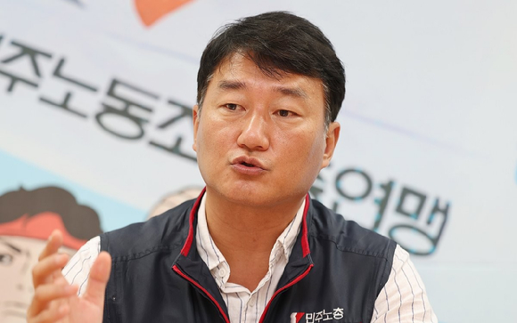 CES 2026 현대차그룹 전시관에서 아틀라스가 자동차 부품을 옮기는 작업을 시연하고 있다. [사진=현대자동차그룹]