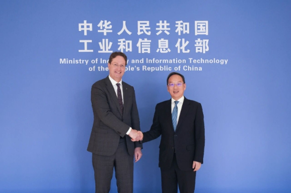 (왼쪽부터) 곽노정 SK하이닉스 대표이사 사장과 리러청 산업정보부 장관이 23일 중국 베이징에서 만나 기념사진을 찍고 있다. [사진=중국 공업정보화부 홈페이지]