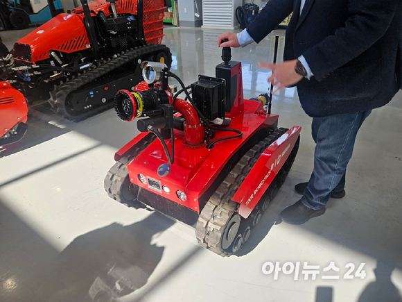 한국로봇융합연구원(KIRO)이 개발한 화재 진압용 사족보행 로봇의 모습. [사진=설재윤 기자]