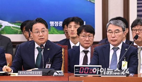 이성훈 한국토지주택공사(LH) 사장이 12일 서울 여의도 국회에서 열린 국회 국토교통위원회의 한국토지주택공사 등에 대한 국정감사에서 질의에 답변하고 있다. [사진=곽영래 기자]