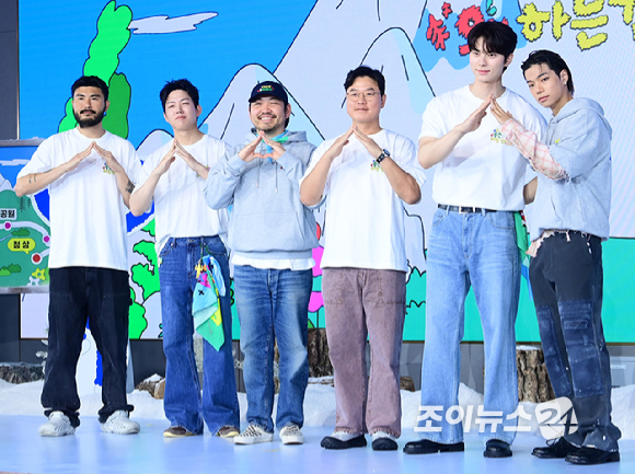 카더가든-DAY6(데이식스) 도운-박현용 PD-나영석 PD-이채민-올데이 프로젝트 타잔이 12일 오전 서울 마포구 호텔 나루엠갤러리에서 열린 넷플릭스 예능 '대체 등산을 왜 하는 건데?' 제작발표회에 참석하고 있다. [사진=정소희 기자]