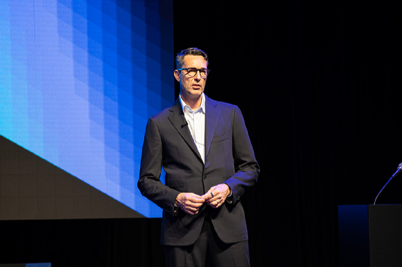 패트릭 쇠더룬드 넥슨 회장이 31일 일본에서 열린 '자본시장 브리핑(CMB)'에서 발표하고 있다. [사진=넥슨]