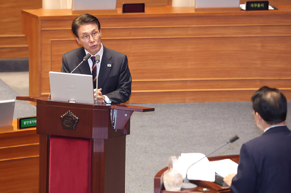 김민석 국무총리가 16일 외교·통일·안보 분야 대정부 질문이 진행된 국회 본회의에서 국민의힘 배준영 의원 질문에 답하고 있다. [사진=연합뉴스]