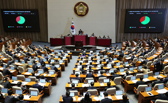 28일 오후 서울 여의도 국회에서 열린 제418회국회(정기회) 제13차 본회의에서 특별검사후보추천위원회의 구성 및 운영 등에 관한 규칙 일부개정규칙안이 재석 281인, 찬성 179인, 반대 102인으로 가결되고 있다. 2024.11.28. [사진=뉴시스]