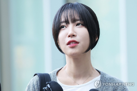 1천만명이 넘는 구독자를 보유한 유튜버 쯔양(본명 박정원)이 15일 오후 경기도 수원시 영통구 수원지방법원에서 열린 자신에 대한 공갈 등 혐의로 구속기소된 구제역(본명 이준희) 재판에 증인으로 출석하며 취재진 질문에 답하고 있다. 2024.11.15 [사진=연합뉴스]