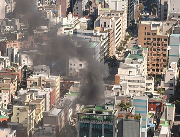 20일 서울 강남구 역삼동 한 건물에서 화재가 발생해 연기가 나고 있다. [사진=독자 제공, 연합뉴스]