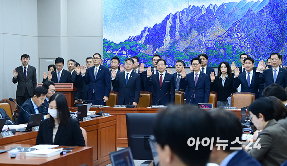 고용진 국회사무총장이 30일 오전 서울 여의도 국회에서 열린 국회 운영위원회의 국회사무처 등에 대한 2026년도 국정감사에서 업무보고를 하고 있다. [사진=정소희 기자]