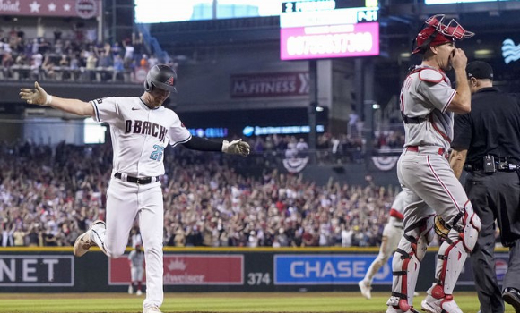 MLB 애리조나는 20일(한국시간) 열린 필라델피아와 NLCS 3차전에서 2-1로 끝내기 승리를 거뒀다. 9회말 케텔 마르테의 끝내기 안타로 3루 주자 파빈 스미스가 홈으로 들어오고 있다. [사진=뉴시스]