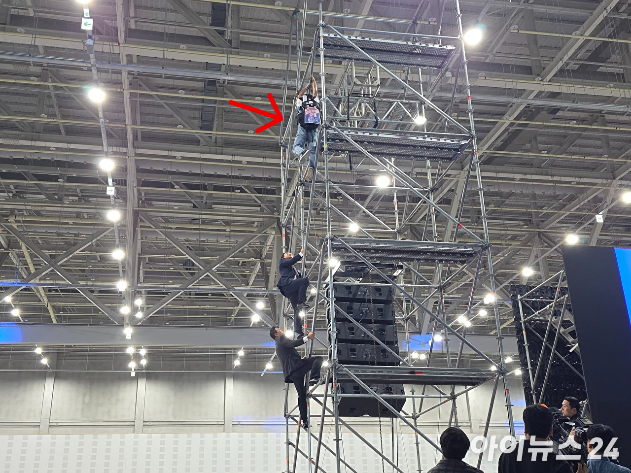 더불어민주당의 새 지도부를 선출하는 정기전국당원대회가 열리는 17일 대전 유성구 대전컨벤션센터(DCC) 제2전시장 앞에서 김민석 당대표 후보 지지자들이 응원전에 나섰다. [사진=라창현 기자]