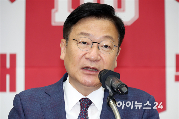 정점식 국민의힘 신임 원내대표가 10일 서울 여의도 국회에서 열린 국민의힘 원내대표 선출 의원총회에서 당선 소감을 밝히고 있다. [사진=곽영래 기자]