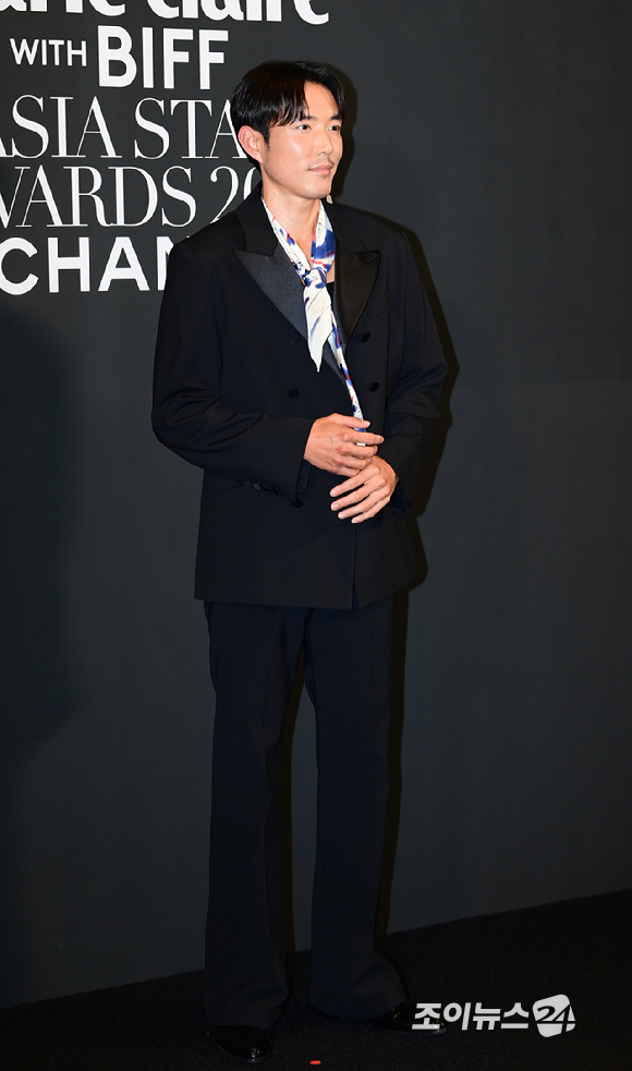 배우 저스틴 민이 18일 부산 해운대구 중동 파라다이스호텔에서 열린 '2025 마리끌레르 아시아스타어워즈' 포토콜 행사에 참석하고 있다. [사진=정소희 기자]