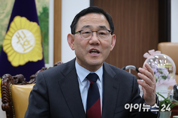 국민의힘 헌법개정특별위원회(개헌특위) 위원장을 맡은 주호영 국회 부의장이 4일 서울 여의도 집무실에서 첫 회의 내용에 대해 설명하고 있다. [사진=연합뉴스]