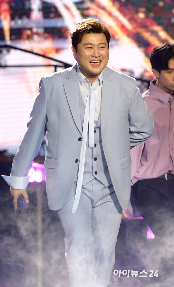 가수 겸 성악가 김호중이 30일 오후 경기도 고양시 일산서구 고양체육관에서 SBS 추석특집쇼 '김호중의 한가위 판타지아' 무대 리허설을 갖고 있다. 왼쪽은 테너로 '넬라 판타지아'를 부르는 모습과 오른쪽은 트로트 '때'를 부르는 모습. [사진=정소희 기자]