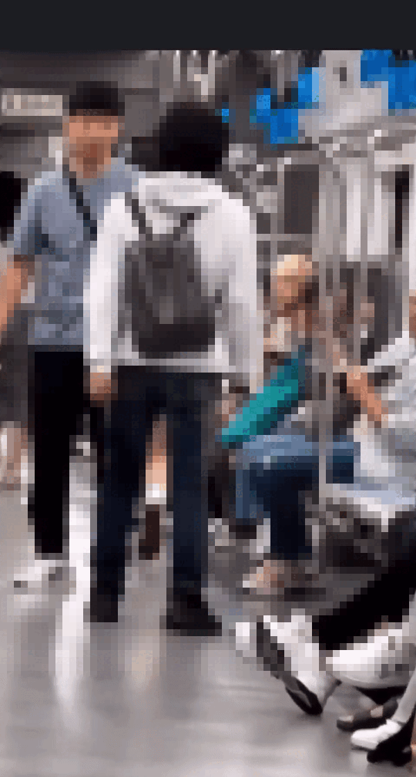 서울 지하철 4호선서 취객에게 발차기를 하는 남성 영상이 공개돼 화제가 되고 있다. [사진=유튜브 '에딘' 캡처]